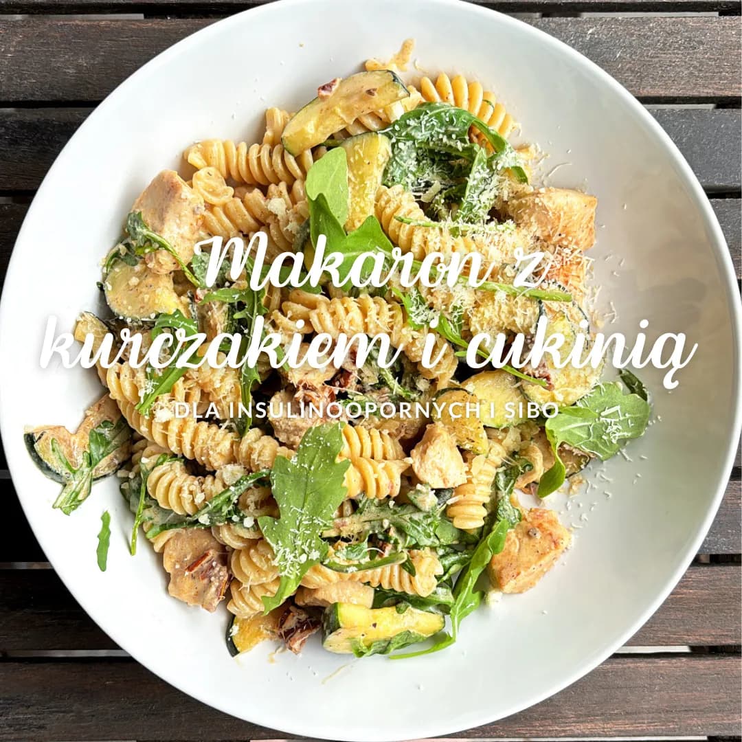Makaron z kurczakiem, cukinią, rukolą i suszonymi pomidorami